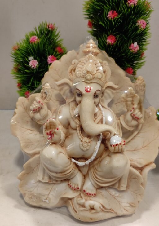 Ganesha idol/ Vinayakan statue Ivory 17 cm