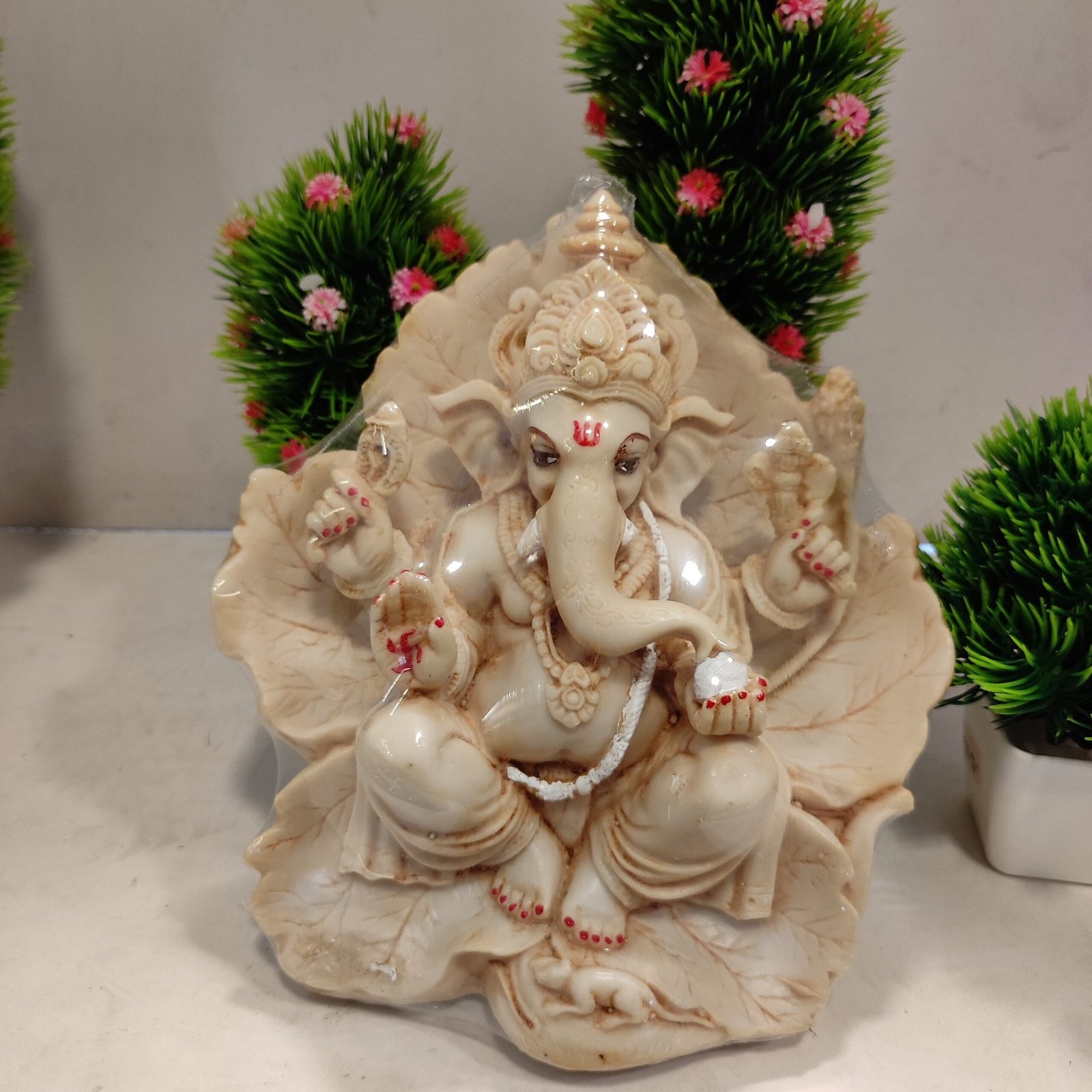Ganesha idol/ Vinayakan statue Ivory 17 cm